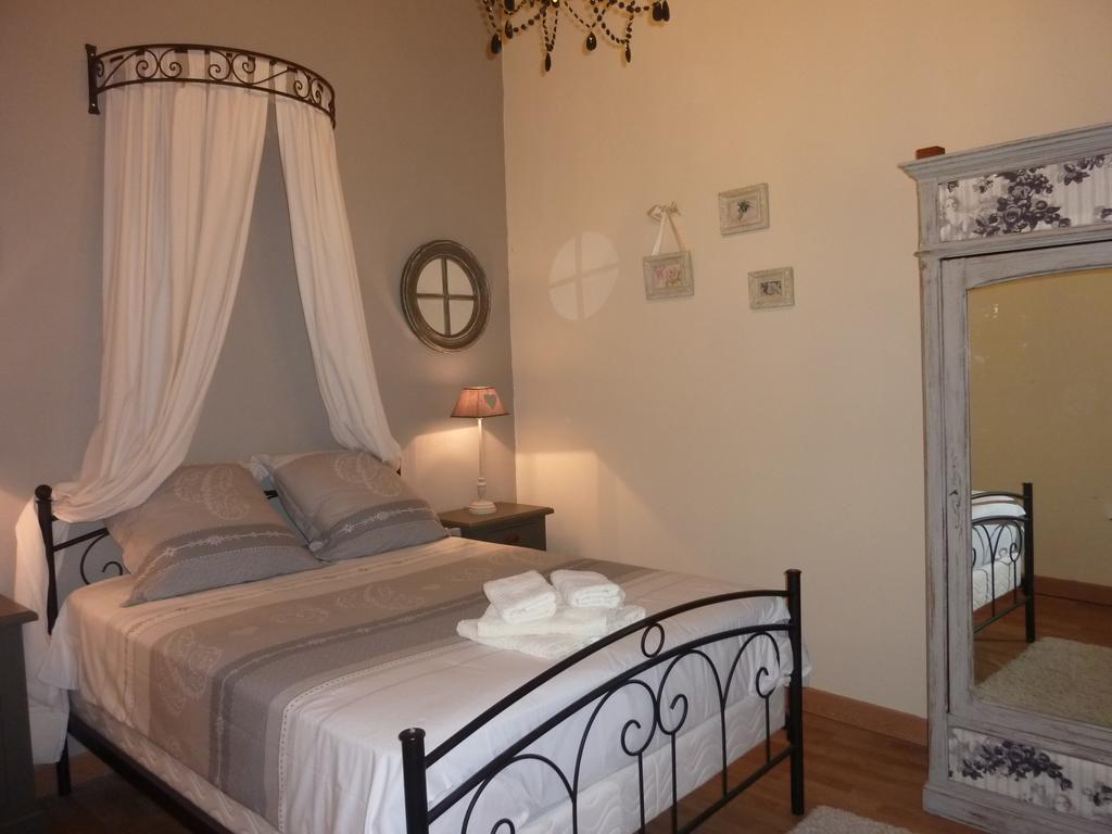 Bed and Breakfast Le Comptoir Des Ecoliers Gémozac Habitación foto